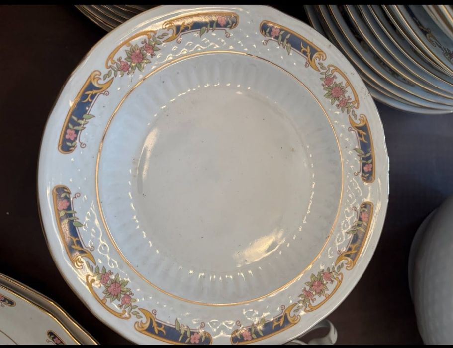 Serviço de jantar e chá/café ERIKA Bavarian Porzellan Konigliches(Alemanha),100% pintado á mão (1940-1970) em ouro puro de 24k(117 peças)