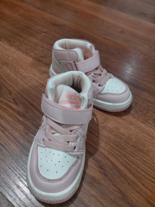 Продам дитячі кросівки