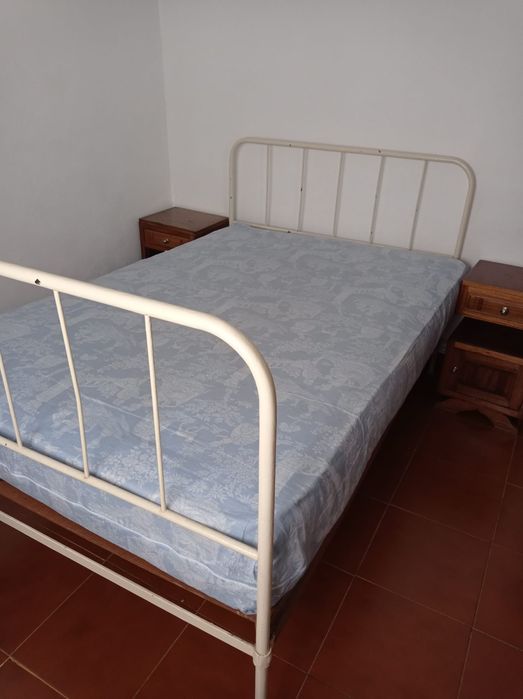 Cama e mesinha de cabeceira