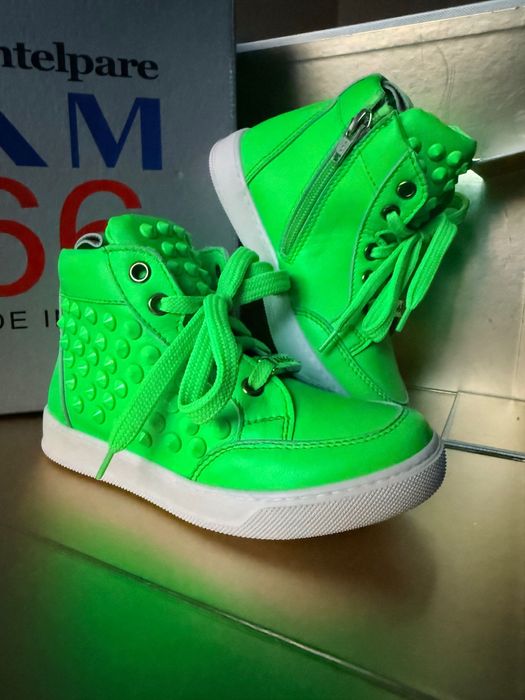 Кросівки для дівчинки НОВІ