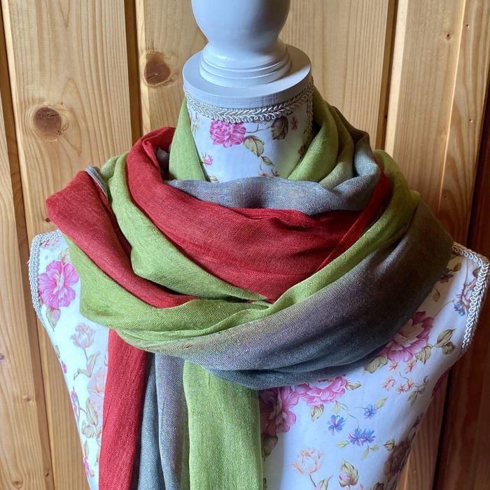 Piękny szal w trzech kolorach