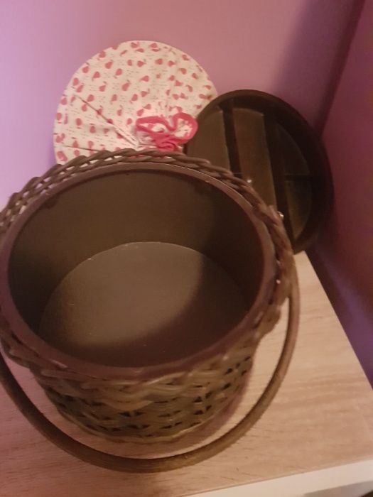 Caixa de costura em vime e tecido