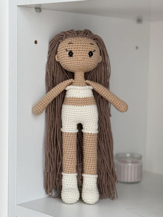 Ręcznie robiona lalka szydełkowa