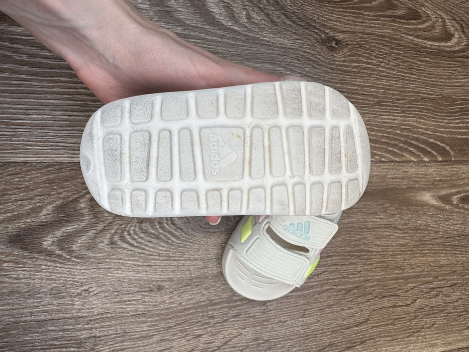 Босоніжки adidas 21 розмір ідеальний стан