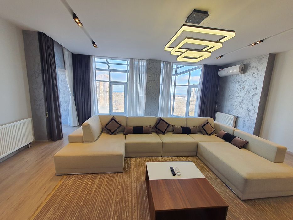 Двухуровневая видовая квартира у парка Победы , в новом кирпичном доме