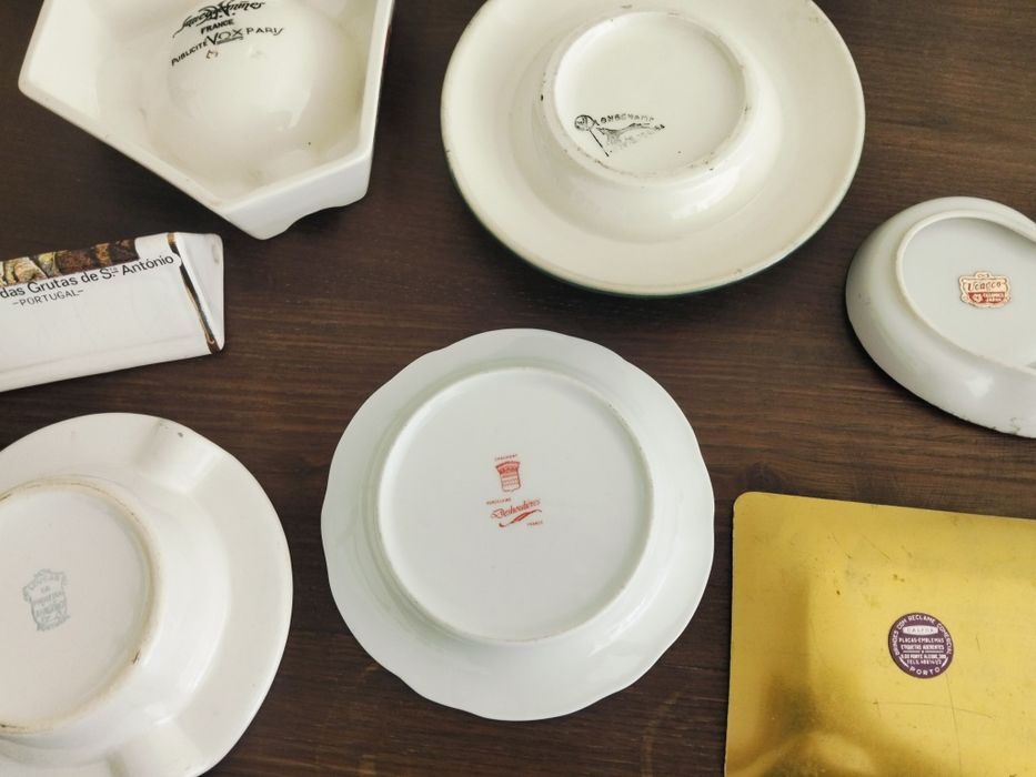 8 cinzeiros antigos e 1 paliteiro, a partir de