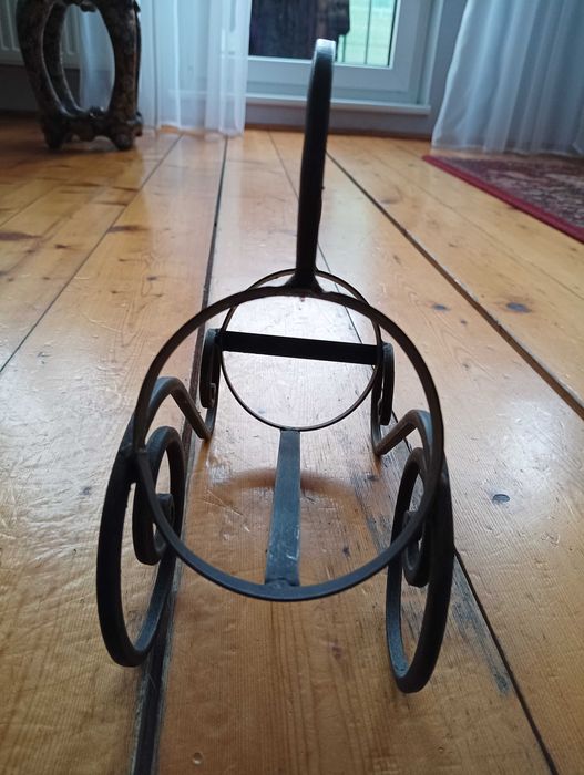 Stojak metalowy na wino