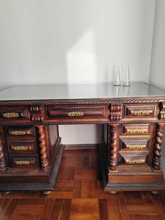 Secretária muito bem tratada em Pau Santo - Tampo 75cm x 140cm