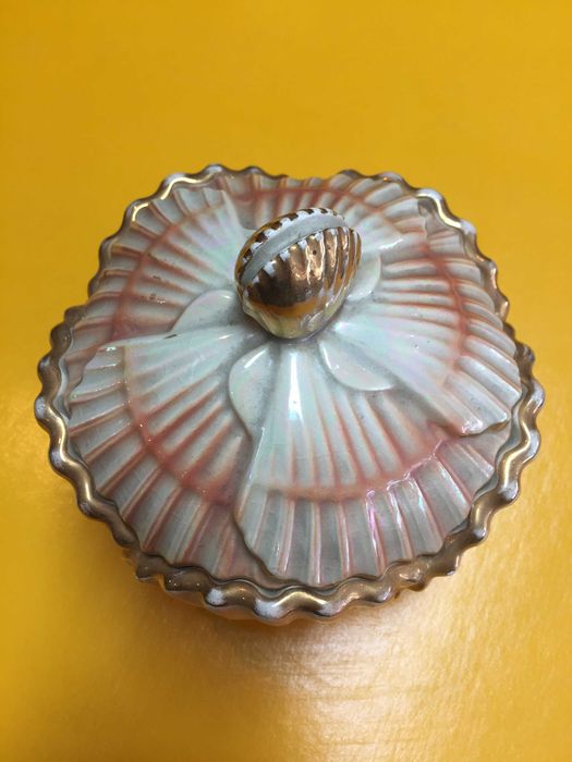 Caixa de faiança modernista