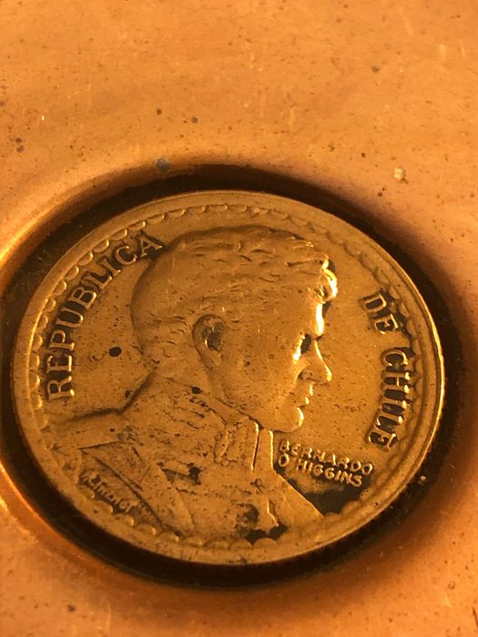 popielniczka z Chile - metalowa, ozdobiona monetami, oryginalna