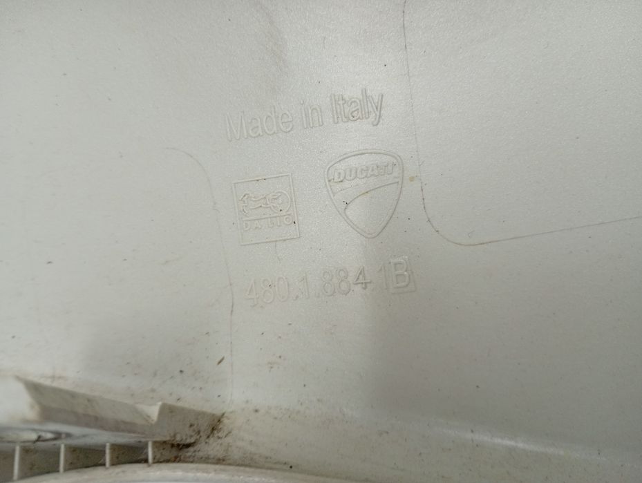Lewy bok Ducati supersport 937