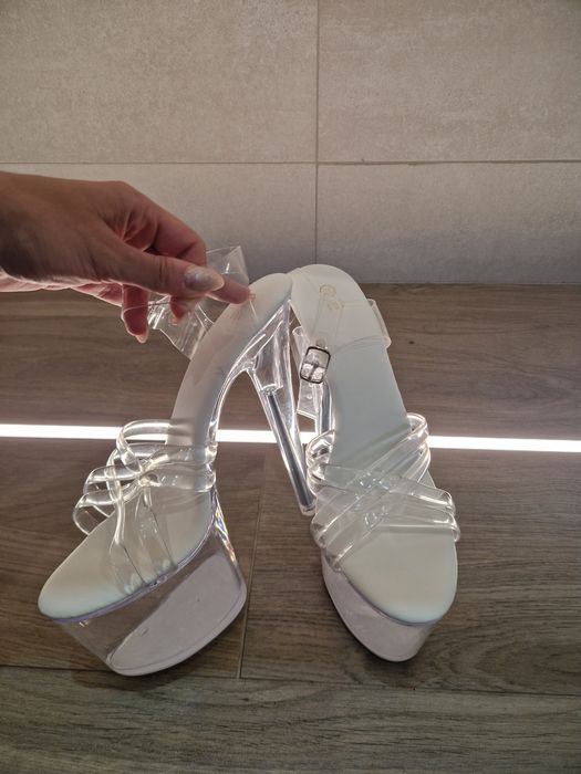 Sandałki na platformie + pistolet fo masażu