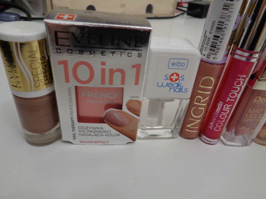 Błyszczyk, pomadka, lakier, eyeliner, cień