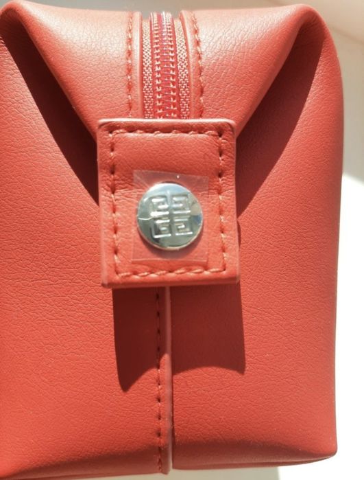 Нова косметичка Givenchy
Замінник шкіри.