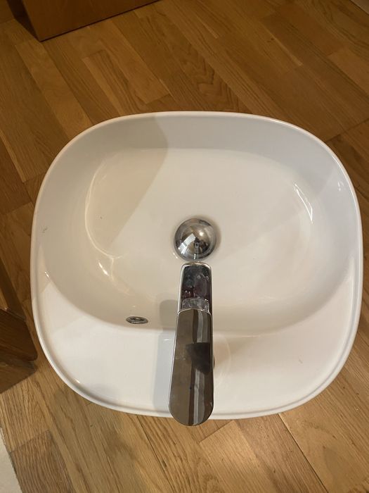 Lavatório de pousar com torneira