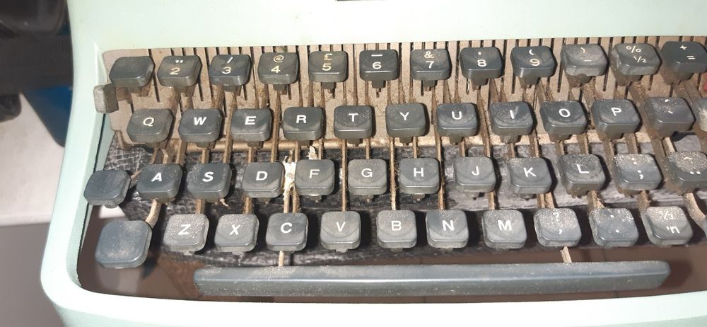 Máquina de escrever Olivetti Lettera