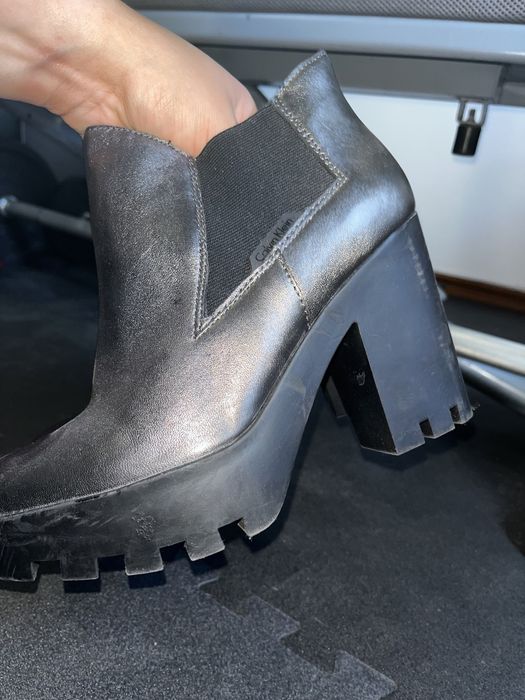 Bota cinza usada uma vez