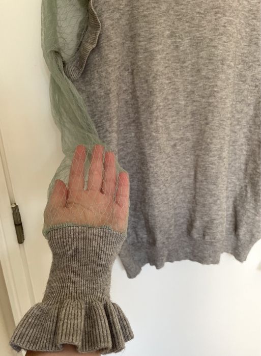 Camisola cinzenta com folhos e manga transparente