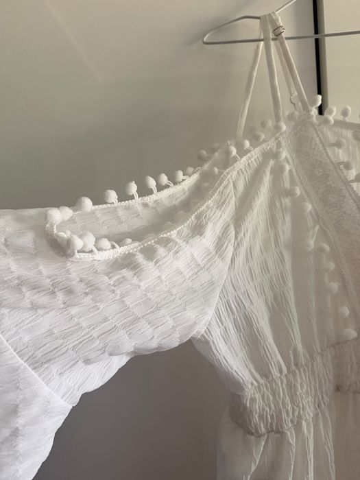Biała sukienka boho
