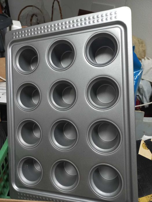 Formas, tabuleiros, paelheira, maquina café (novos e usados)