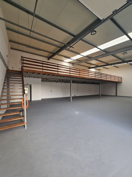 Armazém 70m2 + armazem de 230m2 abos com mezanine