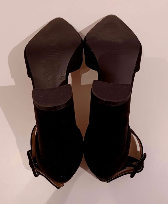 Czarne buty na obcasie klocku.