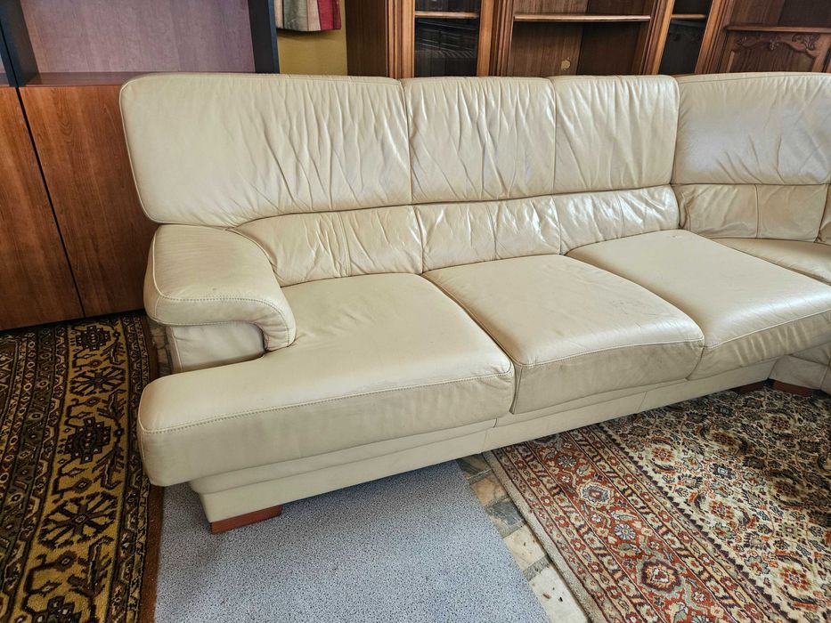 Sofá cama, de canto em pele - Com algum desgaste