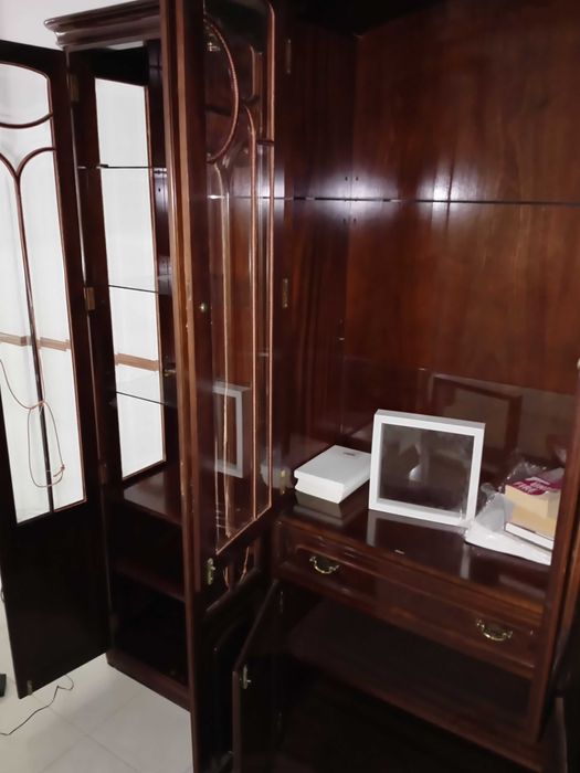 Cristaleira de madeira