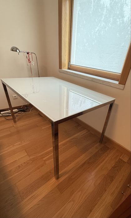 Mesa com tampo de vidro fusco