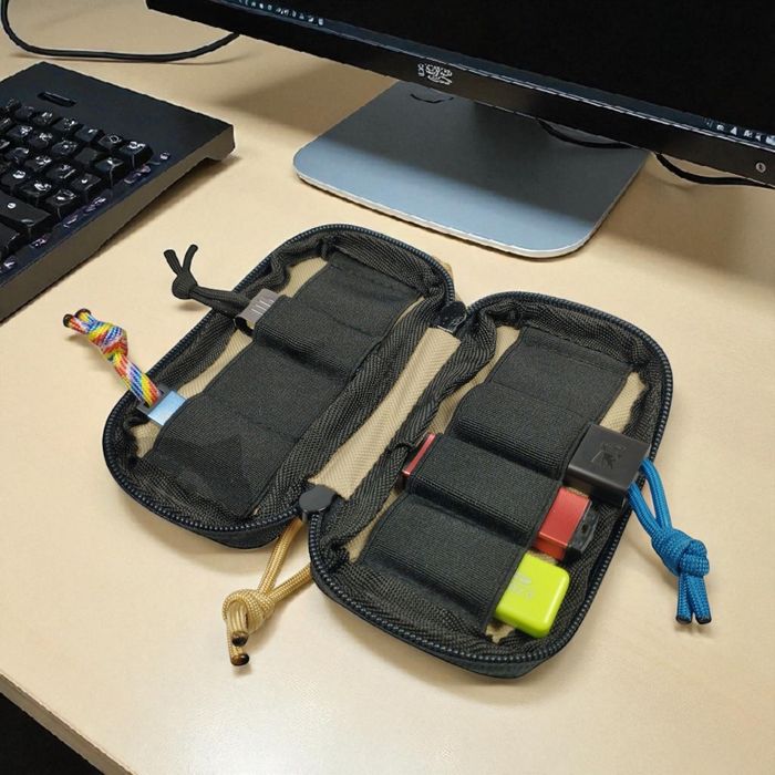 EDC підсумок-органайзер для флешок, кабелів і адаптерів.
