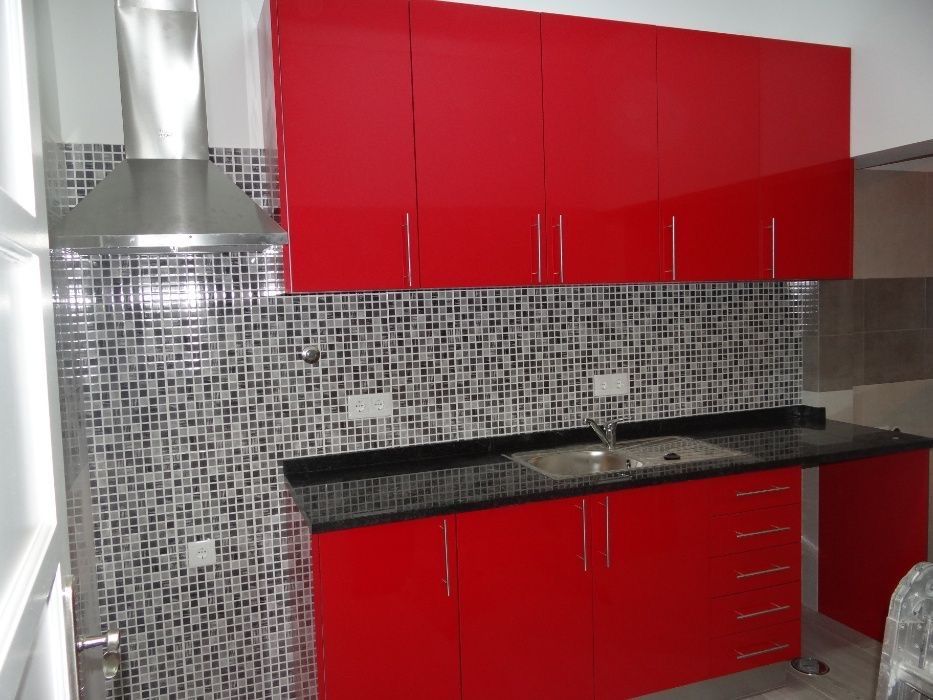 Alugo T1 jovial de cozinha vermelha