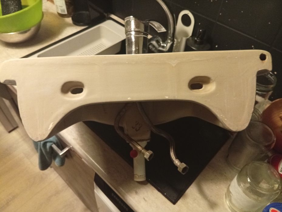 Zlew łazienkowy z kraanem sprawnym