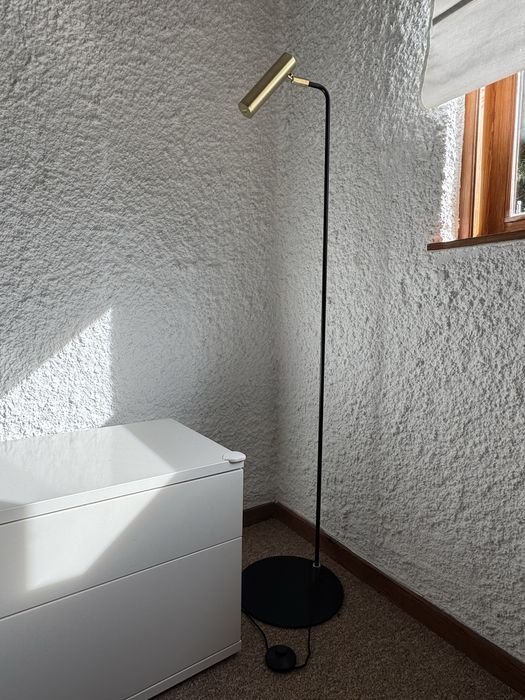 Candeeiro de pé dourado e preto