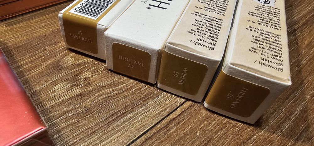 Huda Beauty hudabeauty paletka cieni rozświetlacz eyeshadow  korektor