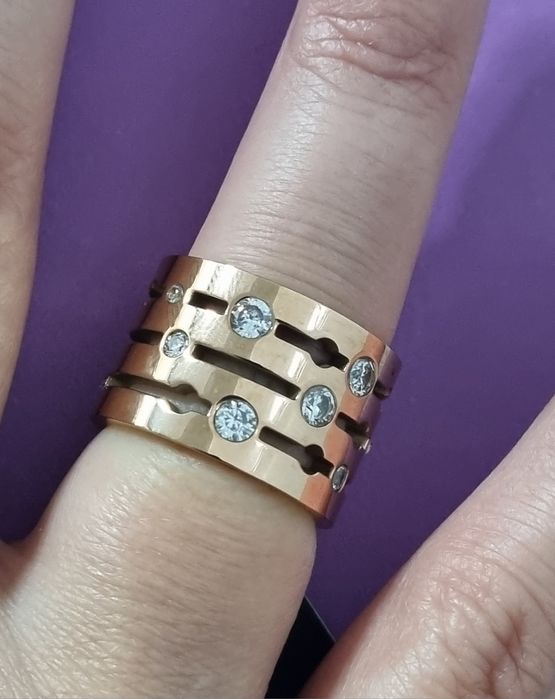Anel em rose gold, em aço, cheio de brilhantes. T17