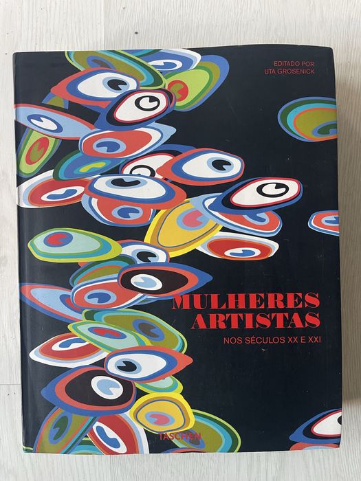 Livro sobre várias mulheres artistas