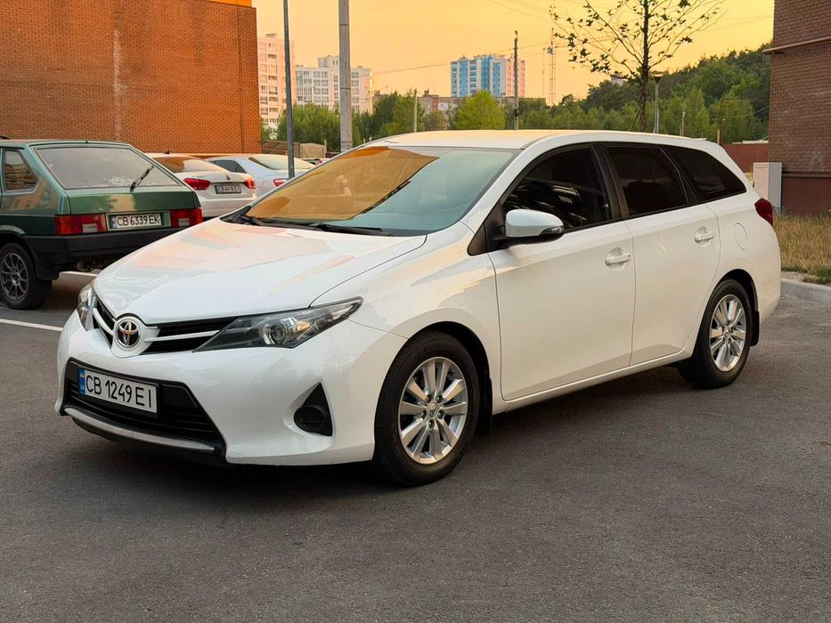 Toyota Auris, 2014 г. бензин, Универсал. Отличное состояние