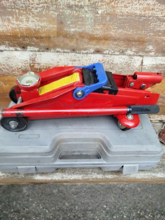 Продам отличный домкрат