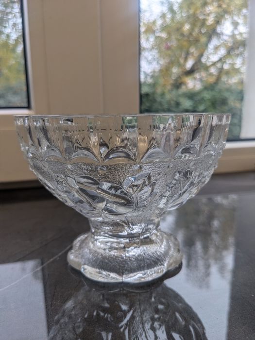 Массивная стеклянная креманка, салатница на ножке, СССР
