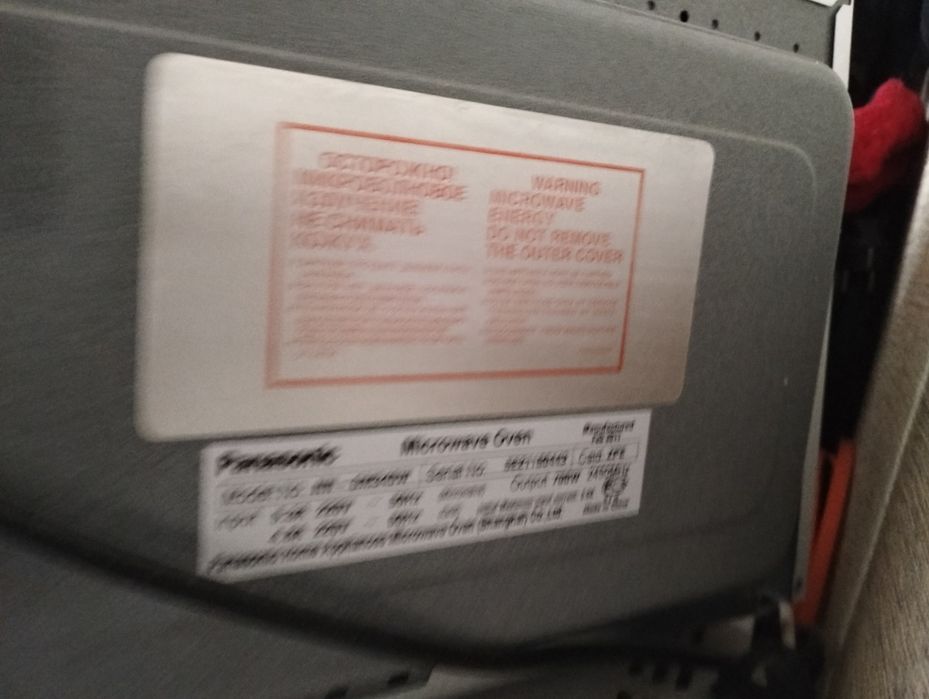 Мікроволновка круте , але не гріє.