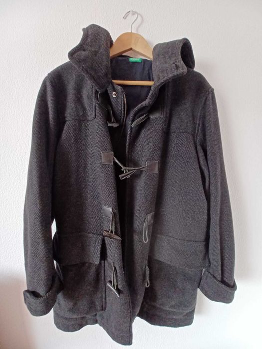 Canadiana Benetton Cinzenta com Capuz – Tamanho M/L – Muito Bom Estado