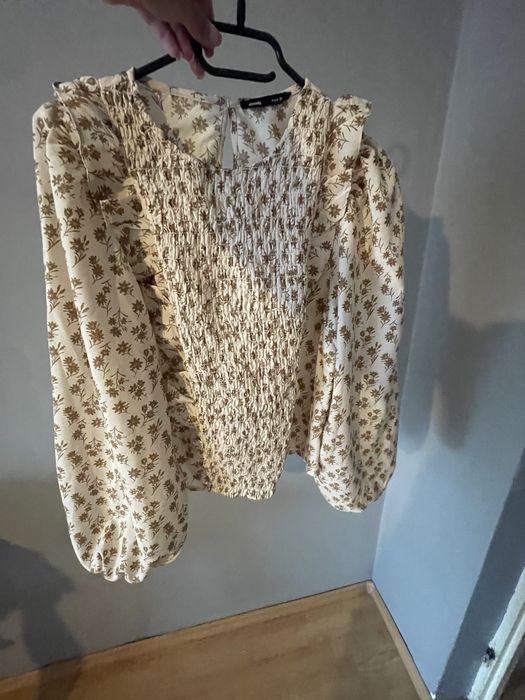 Bluzka z bufiastymi rękawami