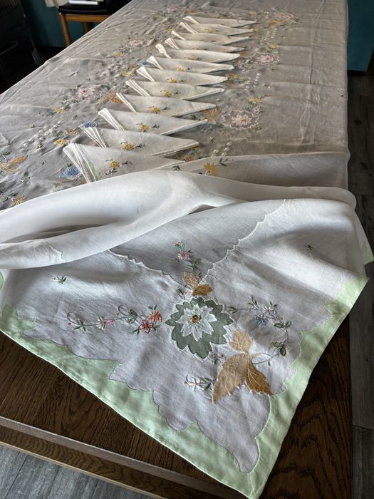 Toalha de mesa bordada à mão sobre linho e organza