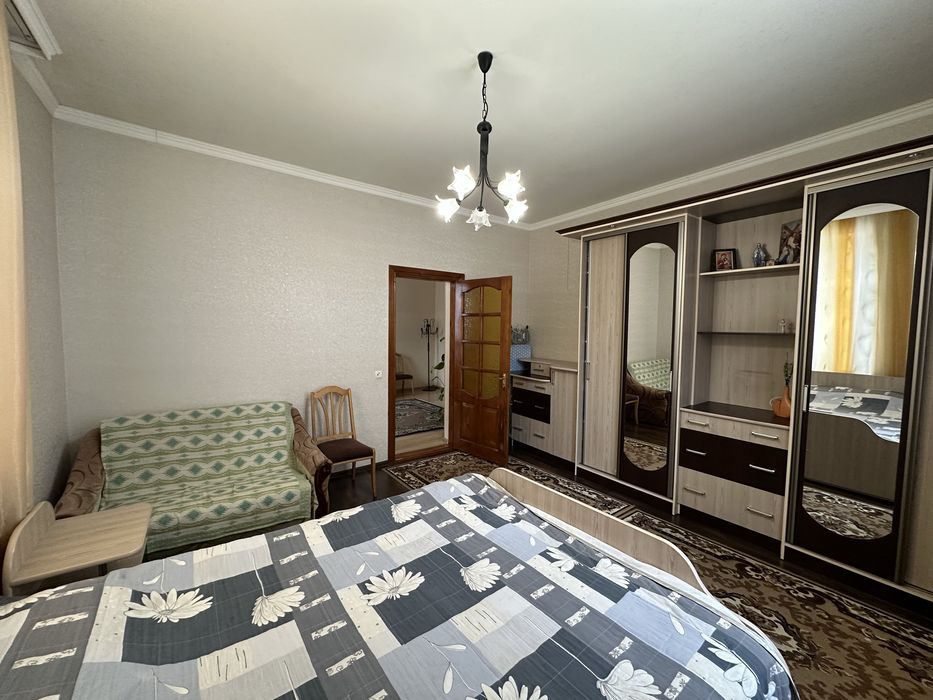 В центрі біля парку півособняк з 2 кухнями та гарному стані 5 кімнат