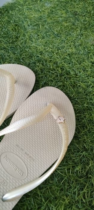 Havaianas bejes com pin de tartaruga