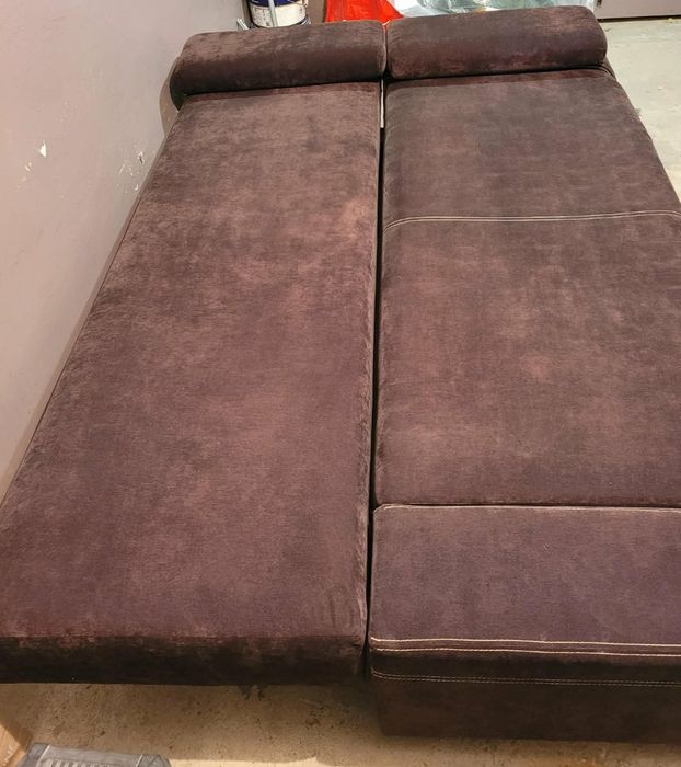 Sofa rozkładana z poduszkami