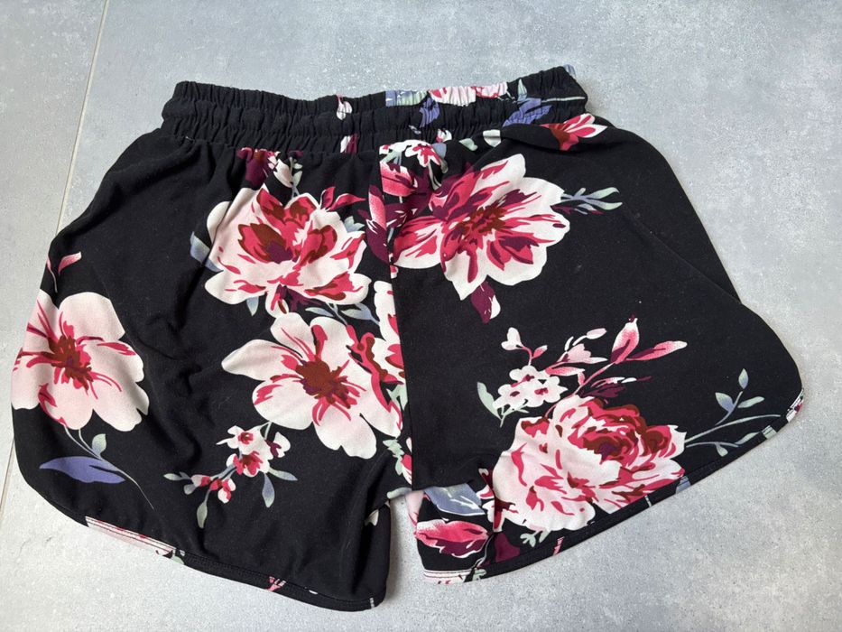 Krótkie spodenki w kwiaty. Moraj S/M