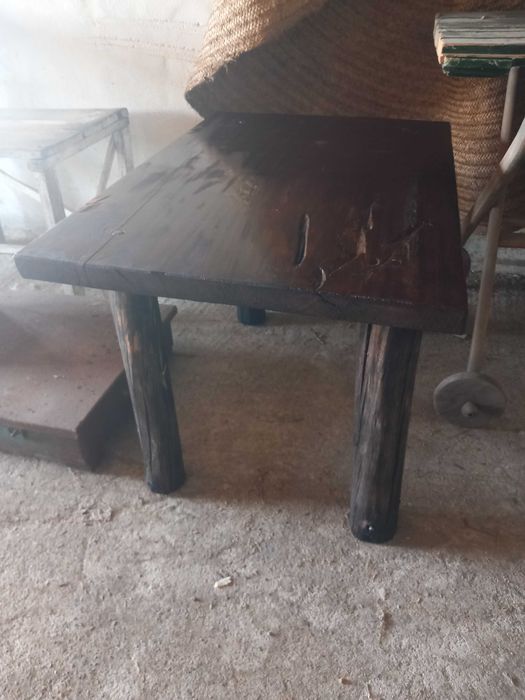 Mesa rústica de madeira maciça, antiga, tampo retangular espesso, pernas robustas em troncos roliços escurecidos