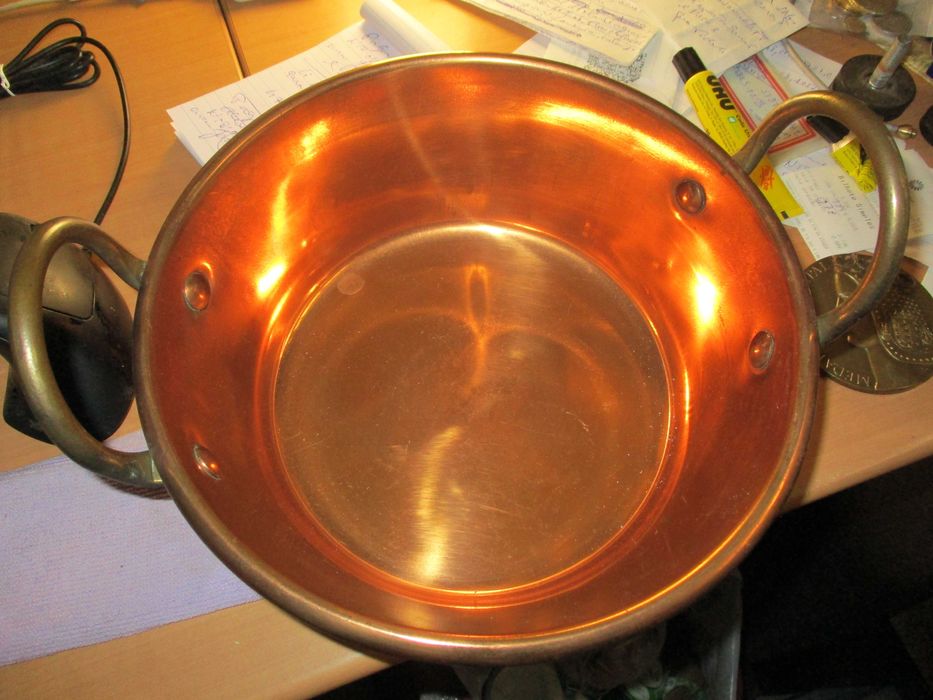 Tacho cobre ou latão?pesado tem vinte e cinco centimetros largura por dez cm de altura.