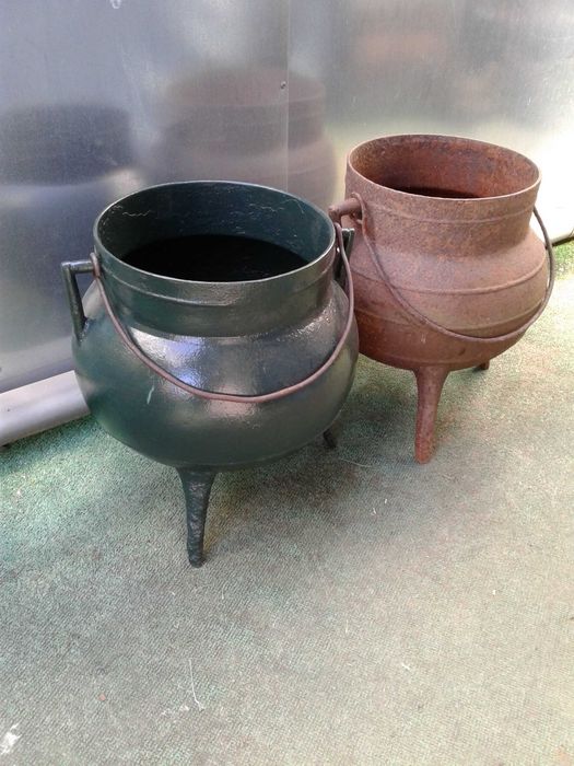 Potes em ferro antigos